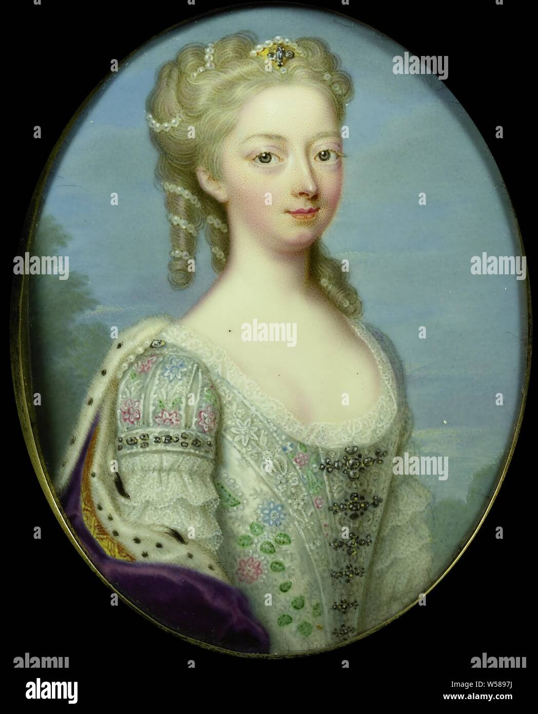 Anna, Principessa di Hannover (1709-59), moglie di Guglielmo IV, principe di Orange-Nassau, Ritratto di Anna, principe di Orange - Nassau. A metà strada, a sinistra, la faccia rivolta al visualizzatore. Alberi in background. Originariamente montato su un golden snuff box, che la principessa Anna ha dato al suo futuro marito nel 1734, quando egli ha soggiornato in vasca per la sua salute. Parte della collezione di miniature ritratto, Anna van Hannover, Christian Friedrich Zincke, 1730 - 1734, rame (metallo), h 7,6 cm × W 6 cm h 8.1 cm × W 6.1 cm × d 0,6 cm Foto Stock