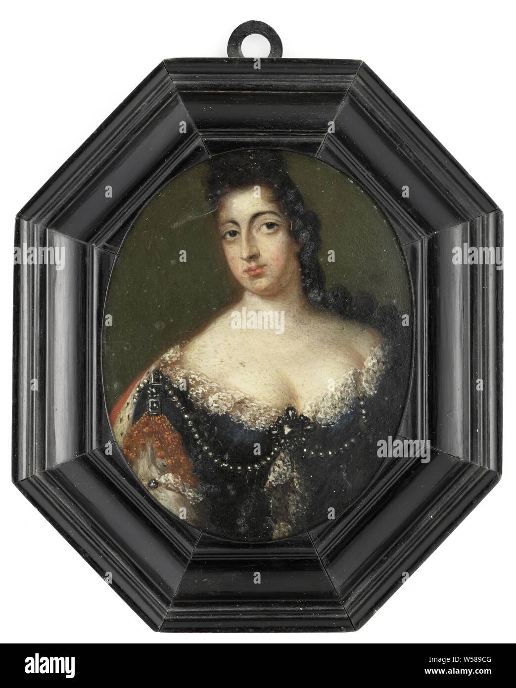 Ritratto di Maria, principessa o arancione, consorte di Guglielmo III, il ritratto di Maria Stuart (1662-95), moglie di Guglielmo III. Busto in ovale, lo sguardo rivolto verso l'alto. La Scozia e Irlanda), anonimo, Paesi Bassi del Nord, c. 1695, stagno (metallo), pittura a olio (vernice), LEGNO (materiale vegetale), h 9.1 cm × W 7.3 cm h 13.4 cm × W 10,6 cm × d 1,6 cm Foto Stock