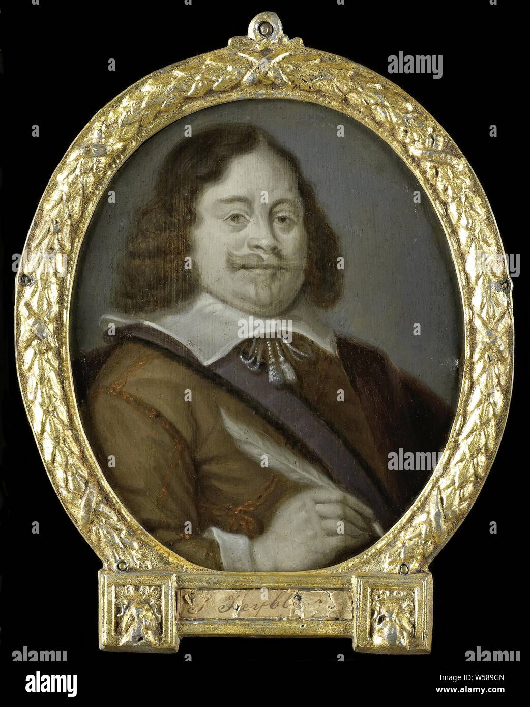 Ritratto di Joannes si raffredda (nato 1611), giurista, storico e poeta latino in Hoorn, Ritratto di Joannes si raffredda (nato 1611). Avvocato, storico e poeta latino in Hoorn. Busto in ovale, a destra, la penna nella mano destra. Parte di una collezione di ritratti dei poeti Olandese, ritratto di uno scrittore, scrittore, poeta, autore Joannes si raffredda, Arnoud Van Halen, 1700 - 1732, pittura a olio (vernice), h cm 11 × W 9.5 cm h 41.2 cm × W 47,4 cm × d 1,6 cm Foto Stock