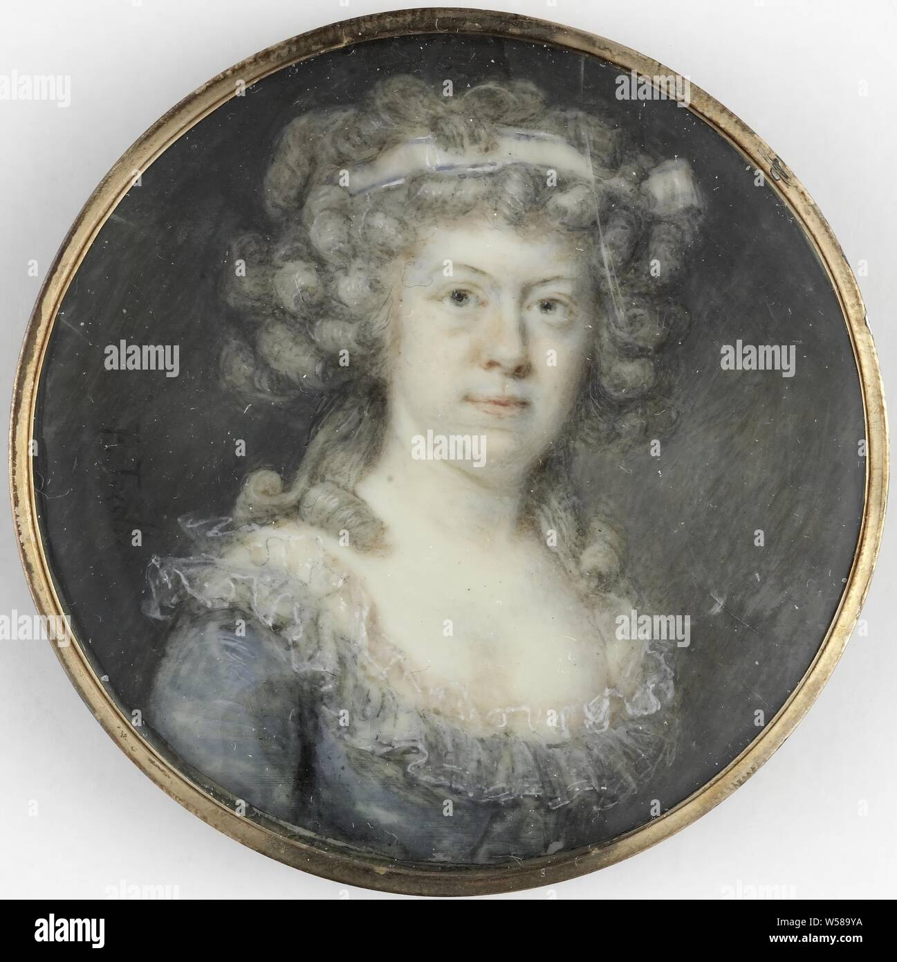 Ritratto di una donna, Ritratto di una donna. Busto, leggermente a destra guardando il visualizzatore. Parte della collezione di miniature ritratto, storico di persone non conosciute dal nome - BB - Donna, Francesco Tozelli, 1790 - 1800, avorio, acquerello (vernice), materiali tessili, metallo, vetro, d 5.2 cm × h 0,4 cm Foto Stock