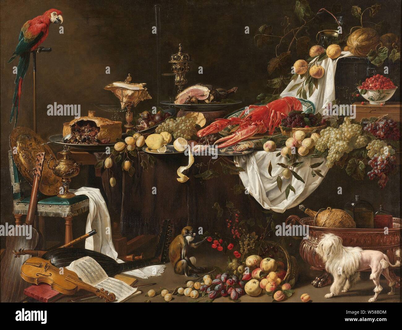 Banchetto still life still life, still life. Un grande tavolo con una torta, ciotole di frutta (uve, i limoni, le pesche, susine, fichi e more). Nel mezzo di una aragosta e alcuni granchi, una piastra con un prosciutto e un vaso decorativo, una tazza, un paio di occhiali e un guscio di grandi dimensioni su un piedistallo. In corrispondenza della parte posteriore destra una ciotola con fragole, una zucca e vigne con un roemer. In primo piano è un cane con un vino lo scambiatore di calore e una scimmia con la caduta di una cesta di frutta. Sulla sinistra una sedia con strumenti musicali (violoncello, violino, flauto, flauto) e un libro dei Canti e un pappagallo su un bastone, frutta, torta, uccelli ornamentali: Parrot Foto Stock