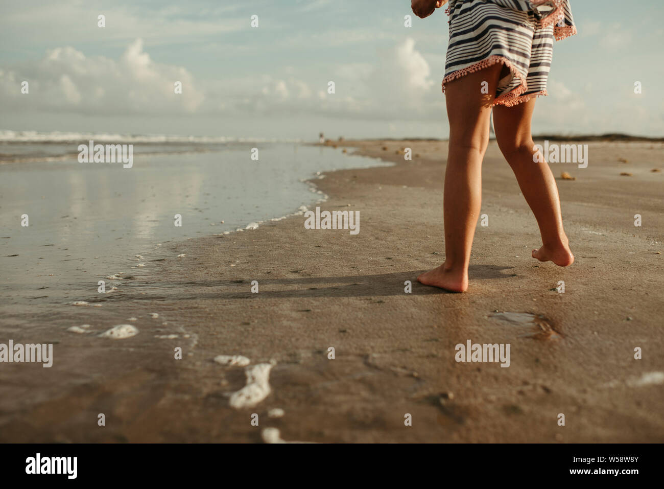 Bambine giocando sulla spiaggia sulla costa del Texas National Seashore Foto Stock