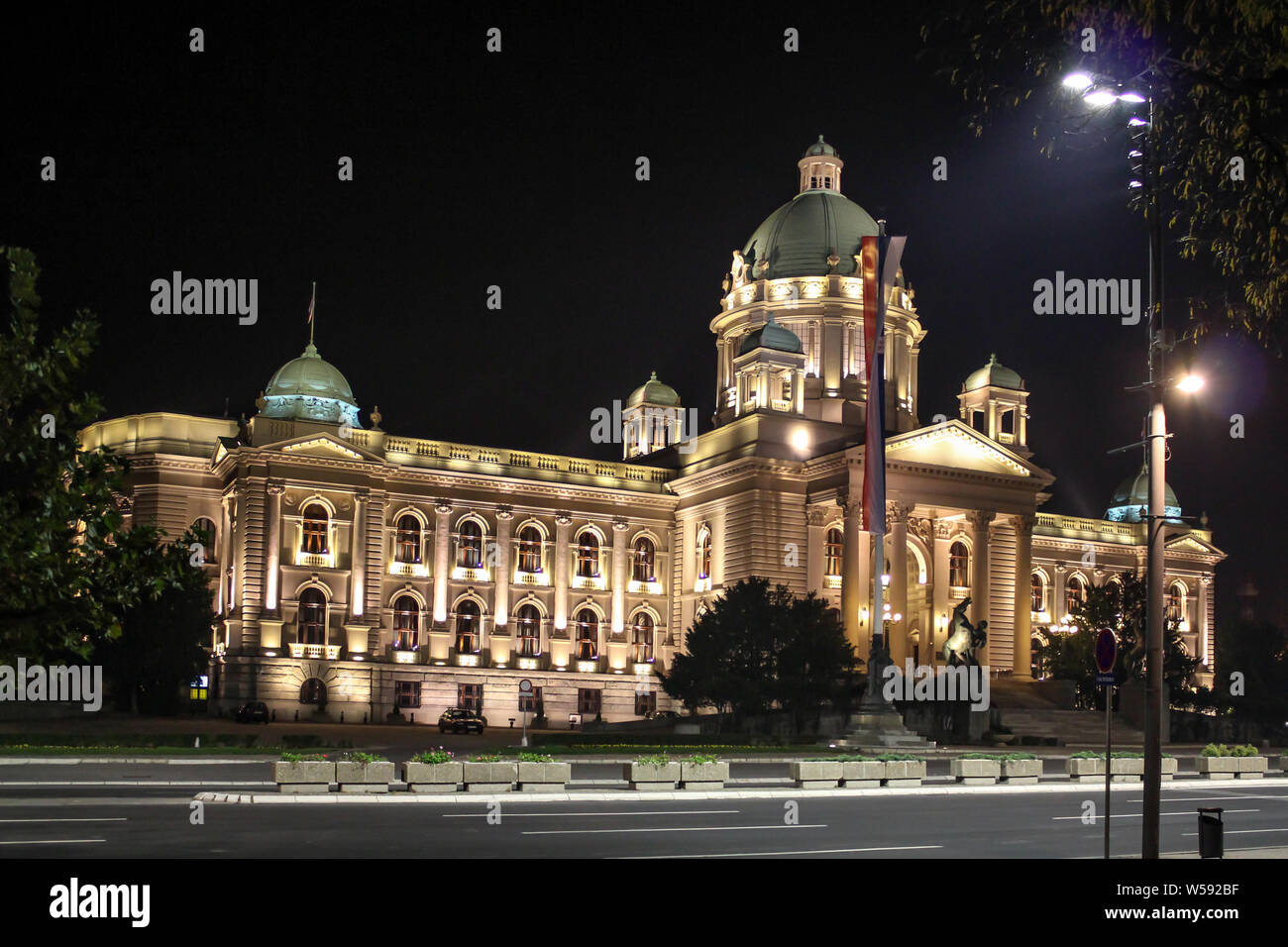 Belgrado / Serbia - 15 Ottobre 2013: Assemblea nazionale della Repubblica di Serbia edificio di notte vista esterna Foto Stock