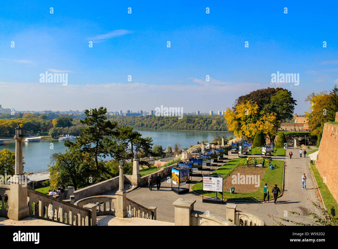 Belgrado / Serbia - 15 Ottobre 2013: il Danubio e la Sava, vista dal castello di Kalemegdan. Belgrado Foto Stock