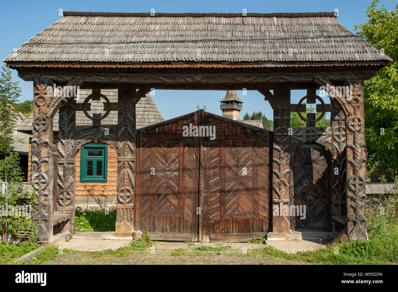 Legno intagliato cancello alla Chiesa del Santo Paraschiva, Desesti, Maramures, Romania Foto Stock