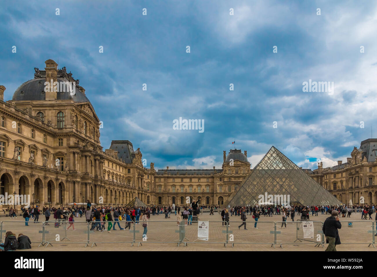 Di fronte al cortile del famoso Museo del Louvre con Ala Richelieu sulla sinistra, accanto a I.M. Pei iconici piramide in vetro isolato con... Foto Stock
