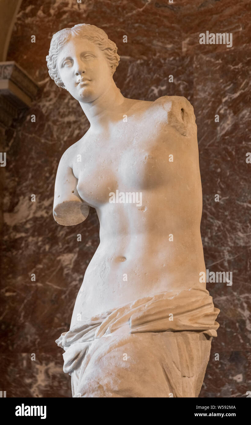 Grande close-up della splendida antica statua greca Venere di Milo in esposizione permanente presso il Museo del Louvre. Si tratta di uno dei più famosi lavori di... Foto Stock