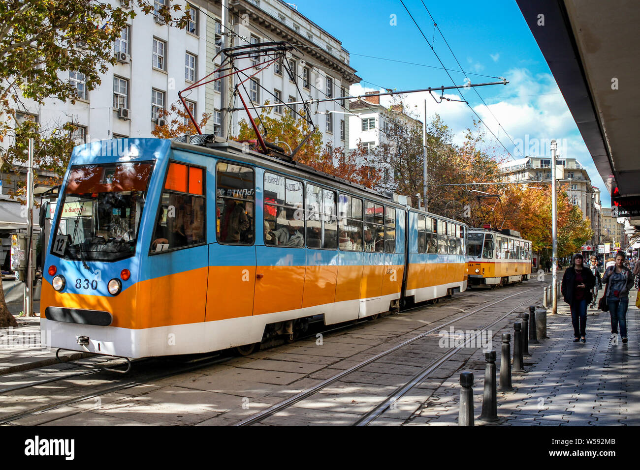 Sofia / Bulgaria - 18 Ottobre 2013: una strada nel centro della città di Sofia e tram. La vita quotidiana in Sofia Foto Stock