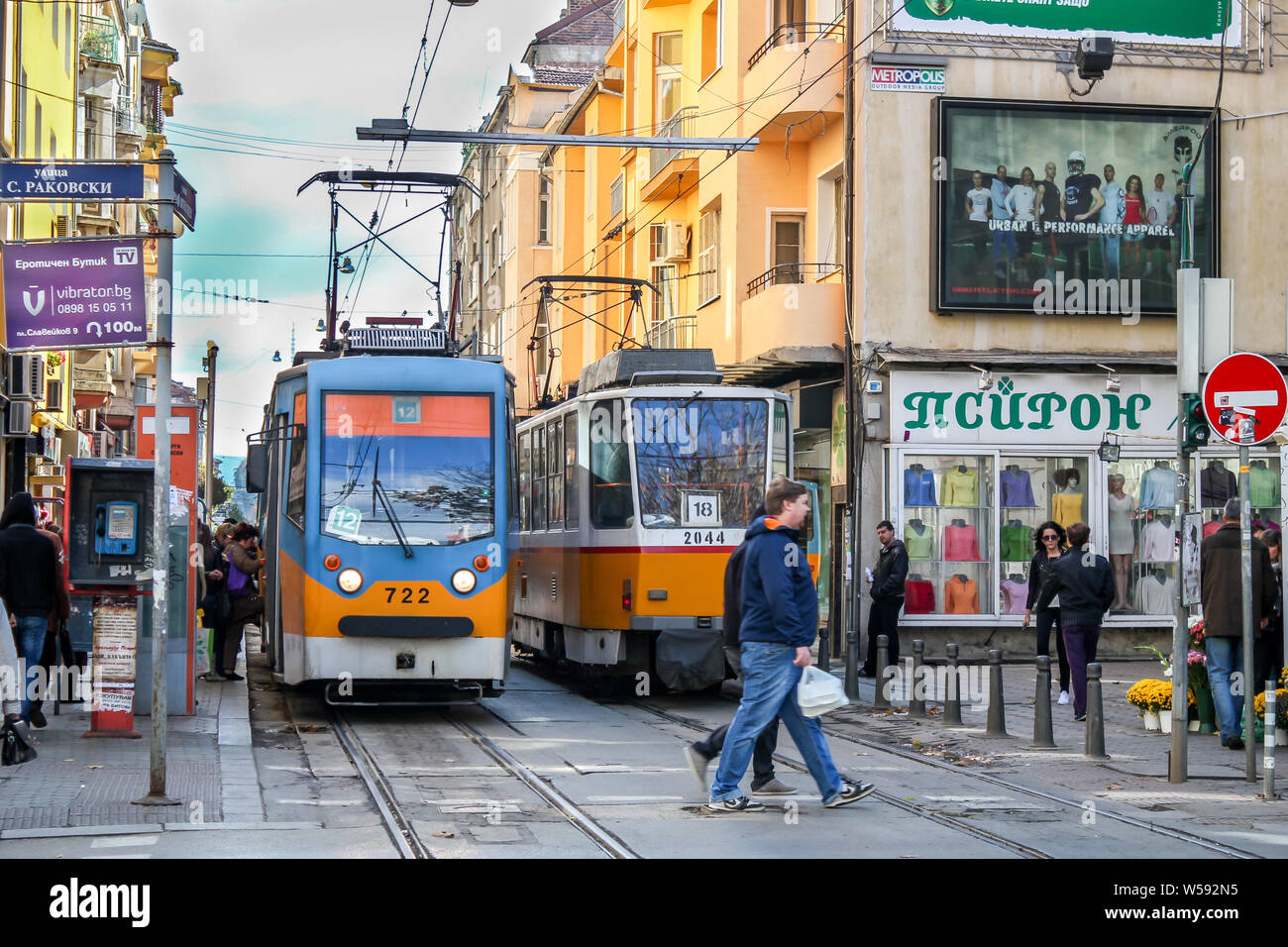 Sofia / Bulgaria - 18 Ottobre 2013: una strada nel centro della città di Sofia e tram. La vita quotidiana in Sofia Foto Stock
