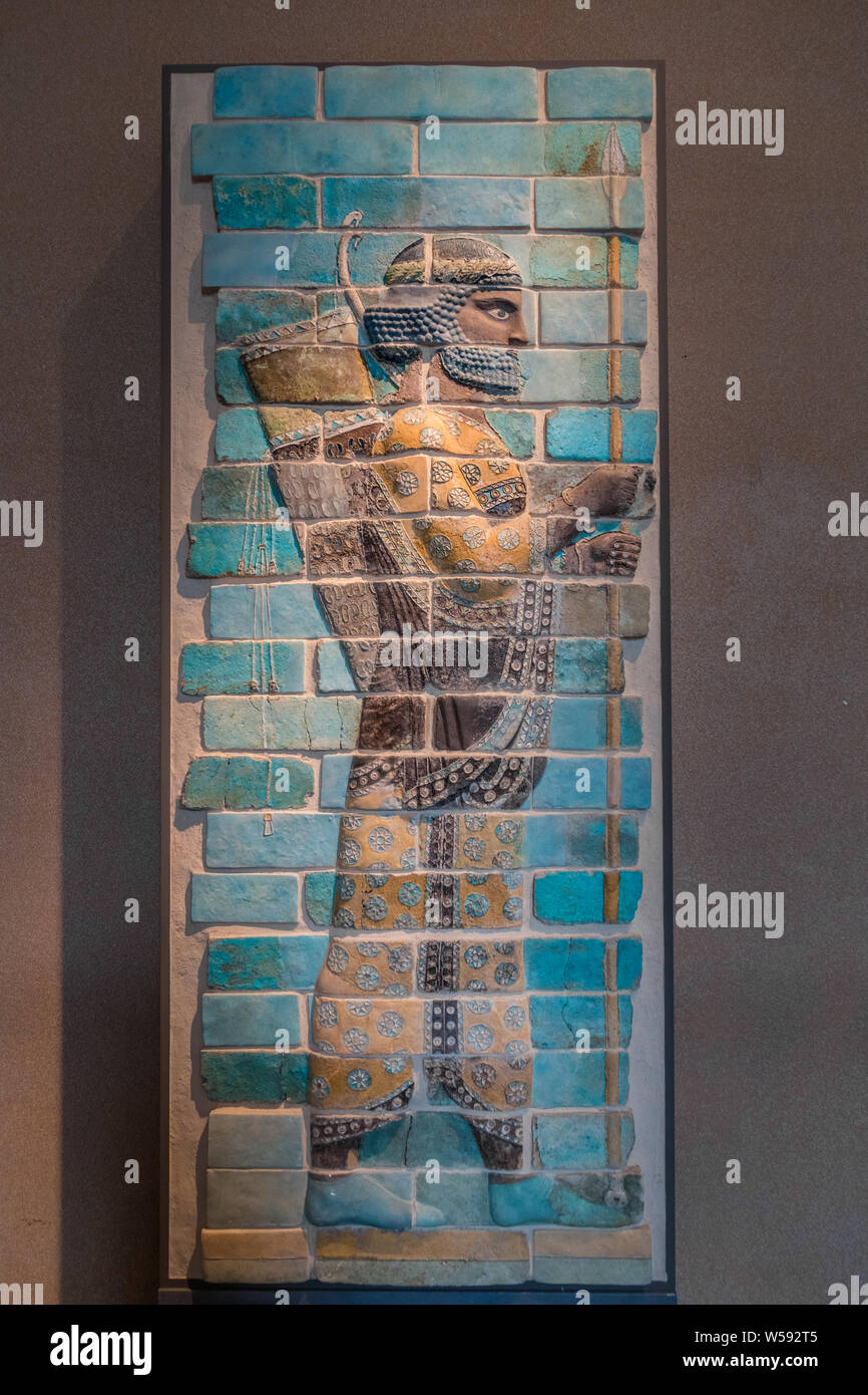 Un unico fregio Archer dal palazzo di Dario a Susa, un display del Louvre. Il fregio decorativo policromo di mattoni smaltati mostra un soldato... Foto Stock
