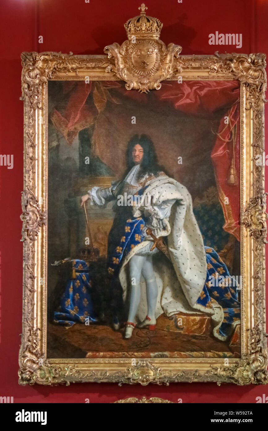 Il dipinto più famoso del Re di Francia Luigi XIV, nella sua incoronazione il costume e l'opera più conosciuta del pittore di Hyacinthe Rigaud Il duomo che oggi aleggia in... Foto Stock