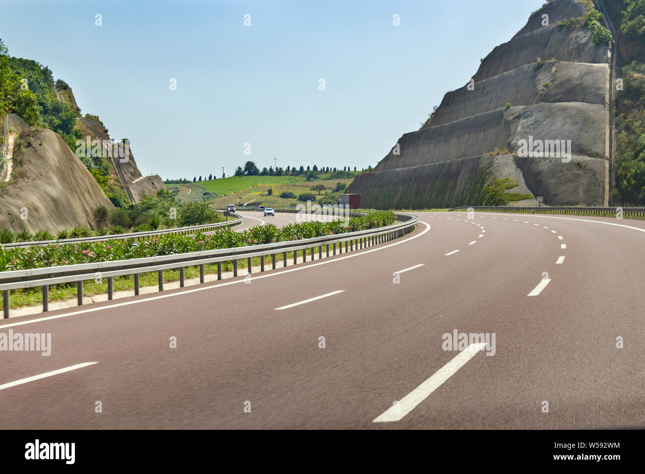 Multi-lane autostrada fuori città campagna. Piegare road. Estate giornata di sole Foto Stock