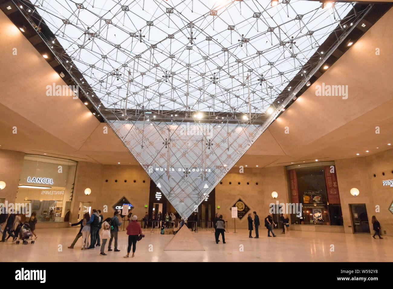 Ottima vista panoramica di tutto verso il basso di puntamento a piramide in vetro, chiamato piramide invertita, costruito nel Carrousel du Louvre, un sotterraneo shopping... Foto Stock