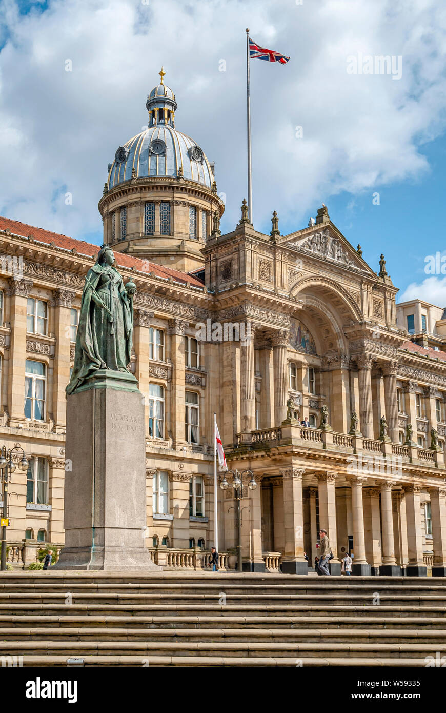 Statua della Regina Vittoria di fronte al Birmingham Museum & Art Gallery e Council House, Birmingham, Inghilterra, Regno Unito. Foto Stock