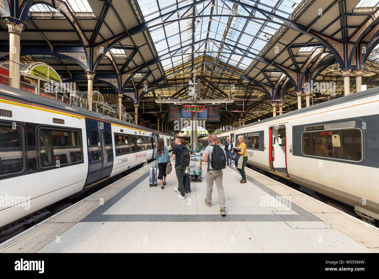 London, Regno Unito - 14 Maggio 2019: il treno Stansted Express sulla piattaforma presso la stazione ferroviaria di Victoria, moderno. Treni pendolari all'interno della stazione ferroviaria di Victoria . Foto Stock