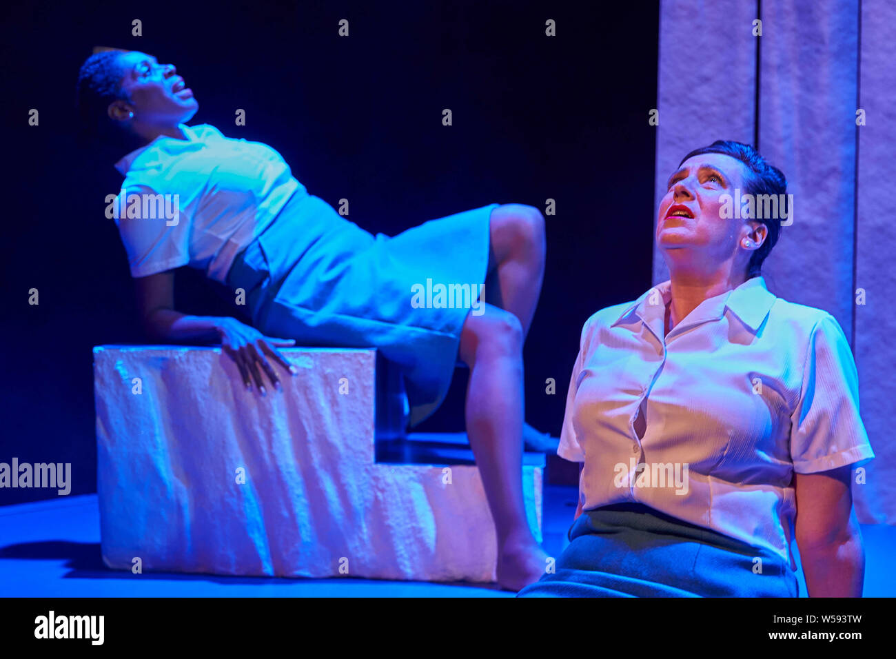 Edimburgo, Scozia. Regno Unito. Il 26 luglio 2019. Premere il tasto di chiamata abbastanza da Stef Smith nella traversa Festival 2019 come una parte di Edinburgh Fringe Festival. Nella foto: Louise Ludgate; Amanda Wright attraversare Theatre Company presenta un numero sufficiente di poetica, imprevedibile ed esplosiva, Stef Smith (Swallow) ultime play è una vista frammentaria e intenso viaggio in femmine di amicizia e svela cosa succede quando non è più possibile essere la donna che vogliono i cittadini. Credito: Andrew Eaton/Alamy Live News. Foto Stock