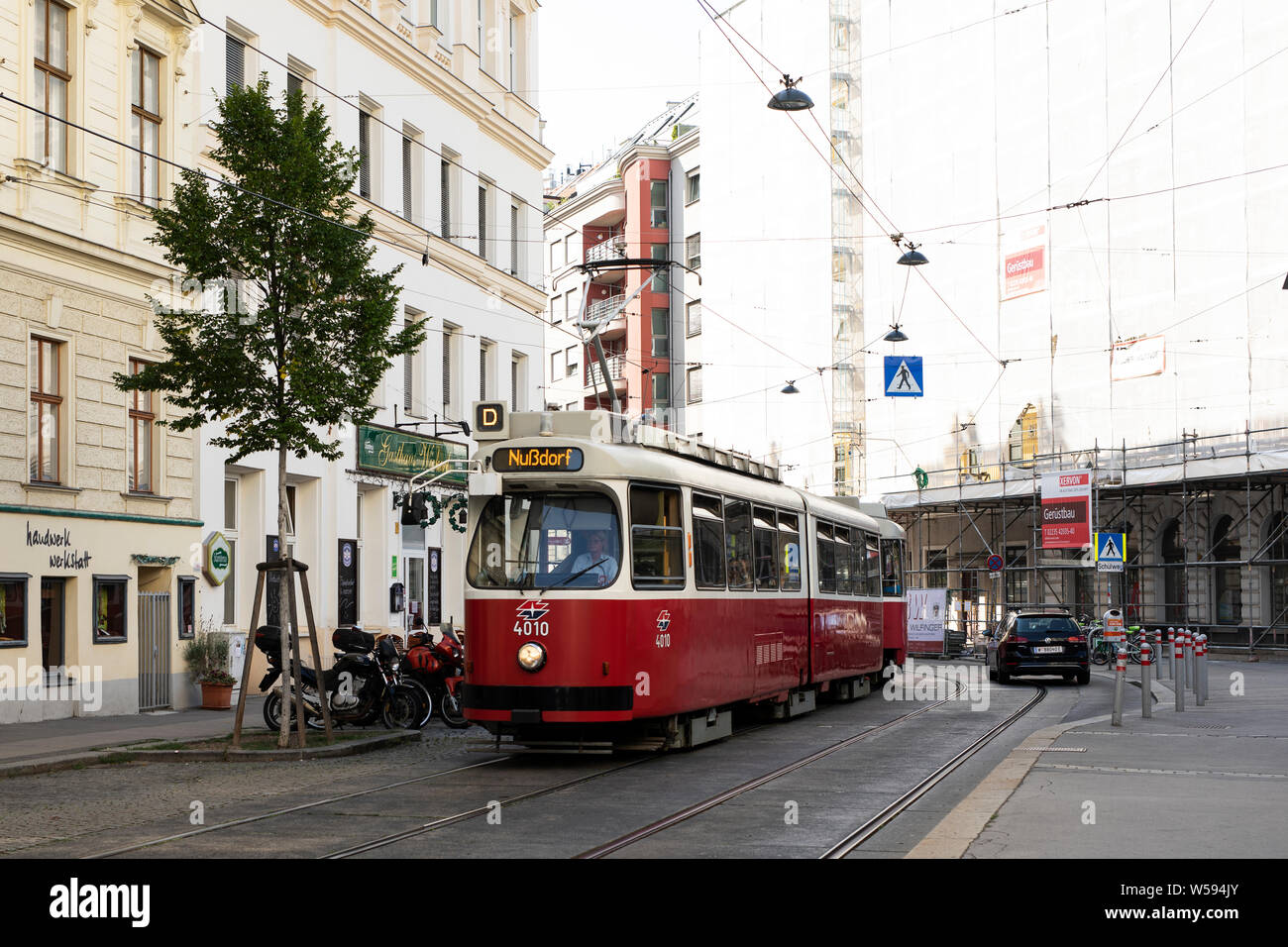 Un vecchio tram D viaggia lungo Porzellangasse verso Nussdorf, nel quartiere Alsergrund di Vienna, in Austria. Foto Stock
