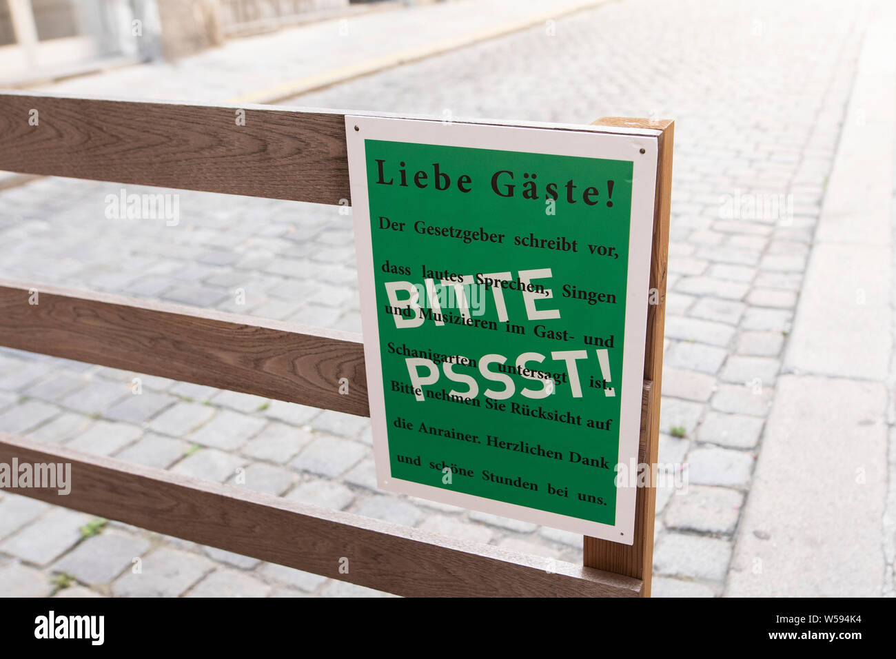 Un cartello presso un caffè sul marciapiede a Vienna, Austria, per avvisare gli ospiti che è vietato parlare, cantare e fare musica. Foto Stock