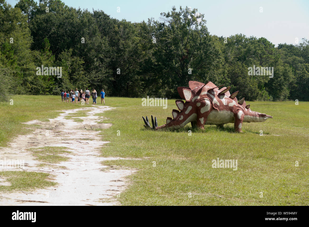 Stegosaurus nei boschi presso il Barbiere Marina in Elberta, Alabama. Foto Stock