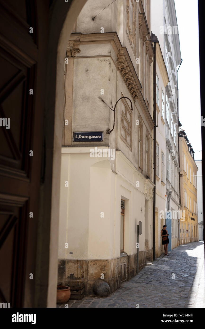 Guardando attraverso una porta ad arco verso Domgasse nel centro di Vienna, Austria. Foto Stock