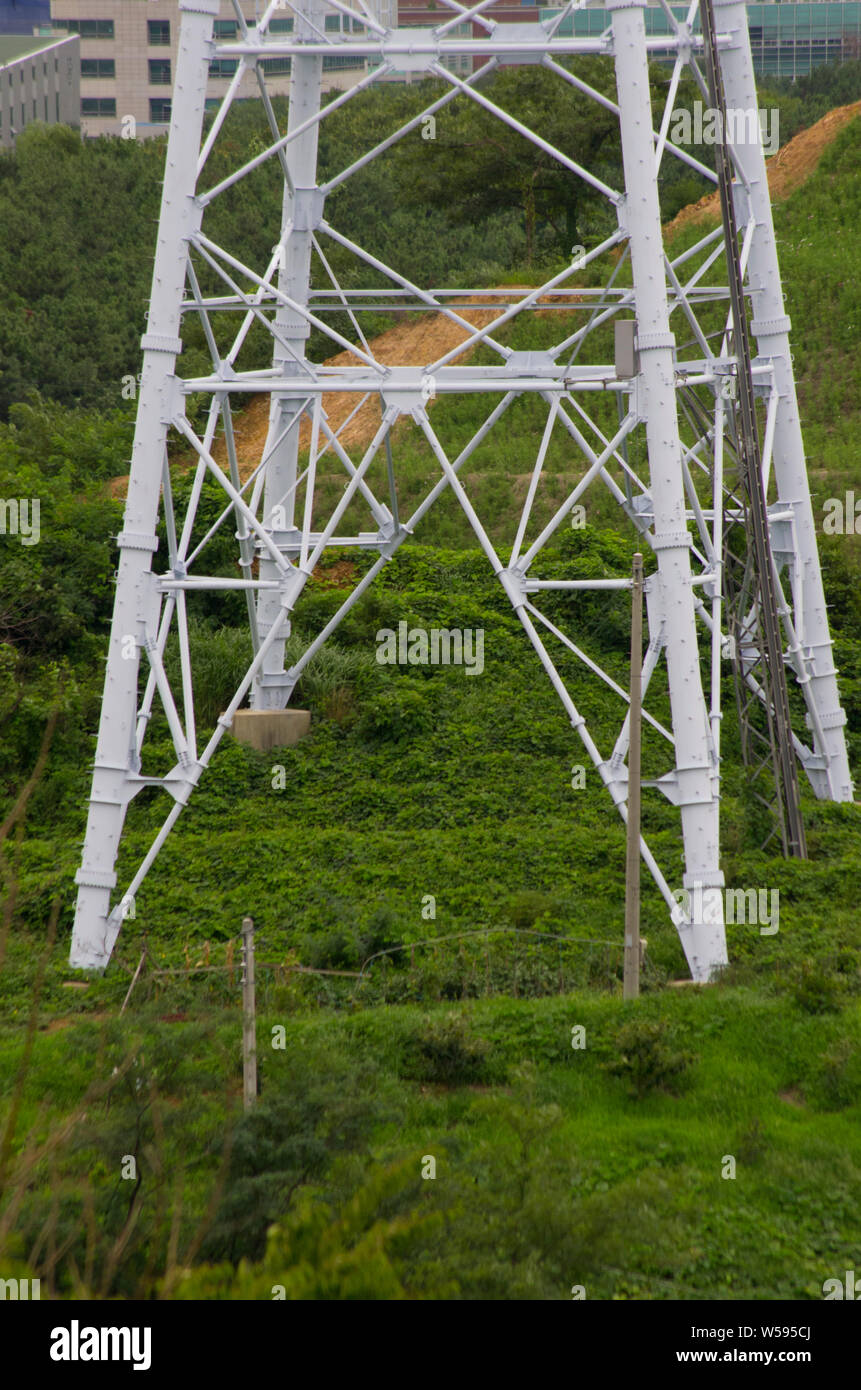 Grande potenza torre di linea accanto al pilone normale Foto Stock