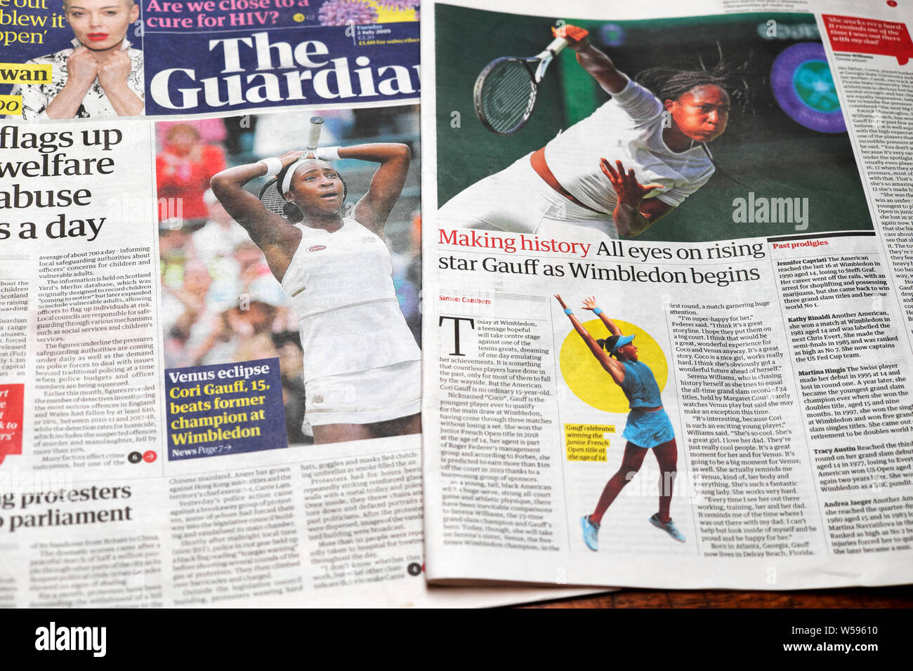 Cori Gauff 'Tutti gli occhi sulla stella nascente Gauff come Winbledon inizia' Guardian di titoli e articoli su American tennis teen Giugno 2019 LONDON REGNO UNITO Foto Stock