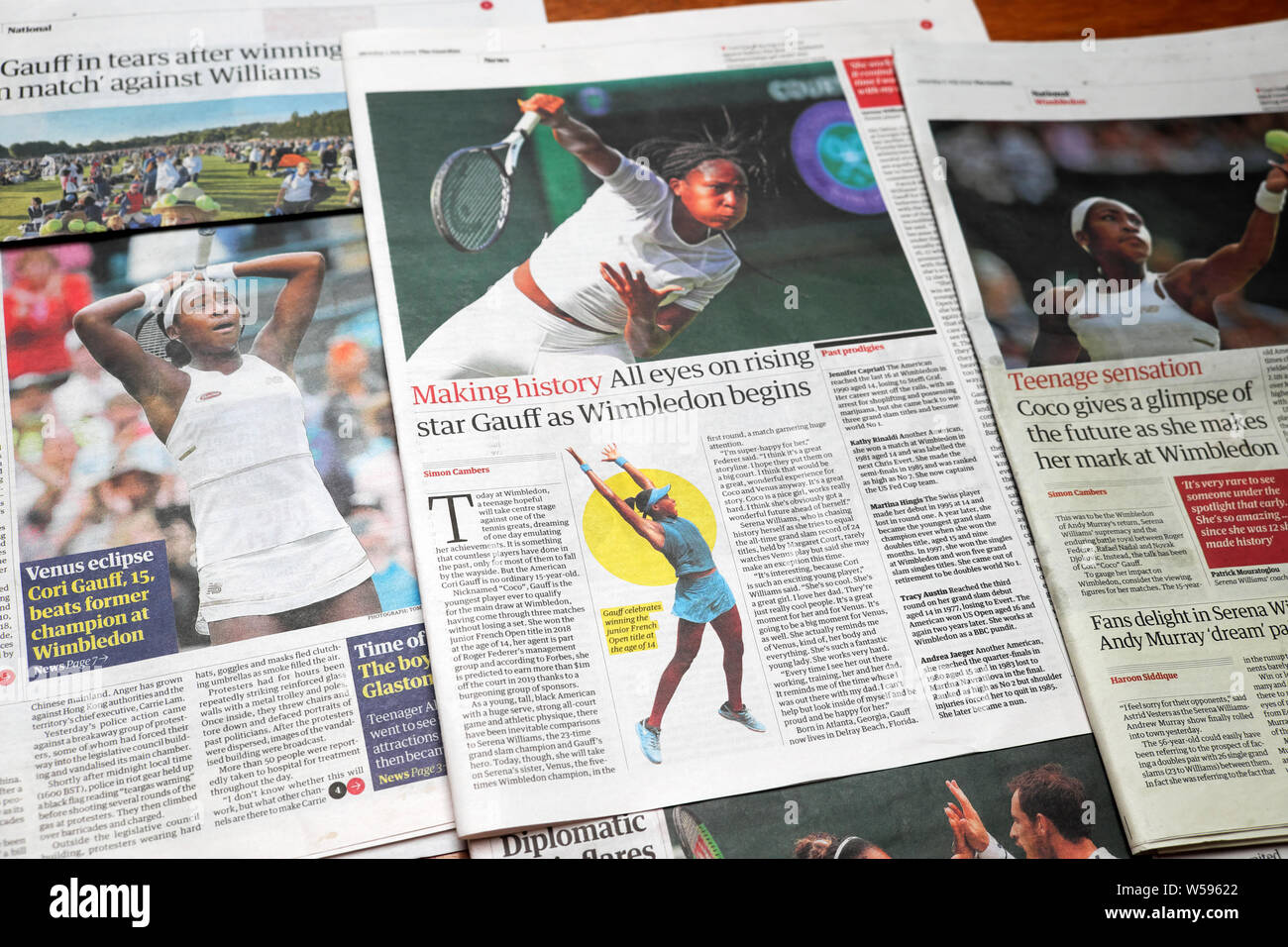Cori Gauff 'Tutti gli occhi sulla stella nascente Gauff come Winbledon inizia' Guardian di titoli e articoli su American tennis teen Giugno 2019 LONDON REGNO UNITO Foto Stock