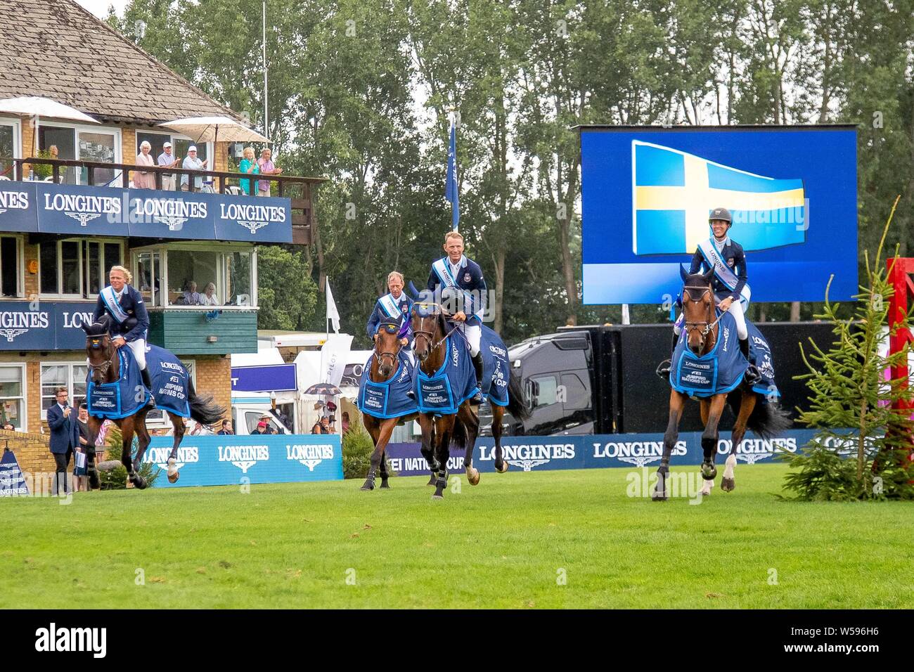 Hickstead, Regno Unito. 26 Luglio, 2019. Vincente squadra svedese membri giro d'onore della Longines FEI Jumping Nations Cup di Gran Bretagna. Credit Elli Birch/SIP Agenzia fotografica/Alamy live news. Foto Stock