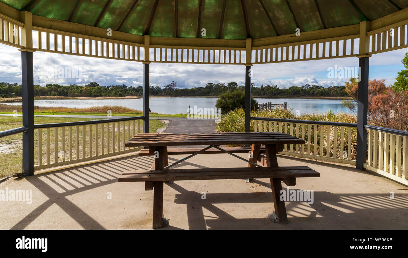All'interno di una pagoda guardando un lago in una comunità del parco. Foto Stock