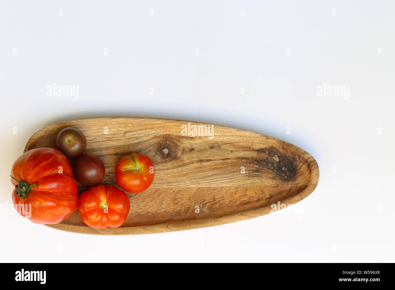 Rote Tomaten auf Holzbrett Foto Stock