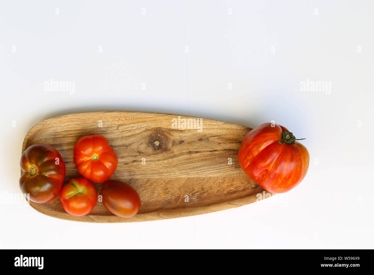 Rote Tomaten auf Holzbrett Foto Stock