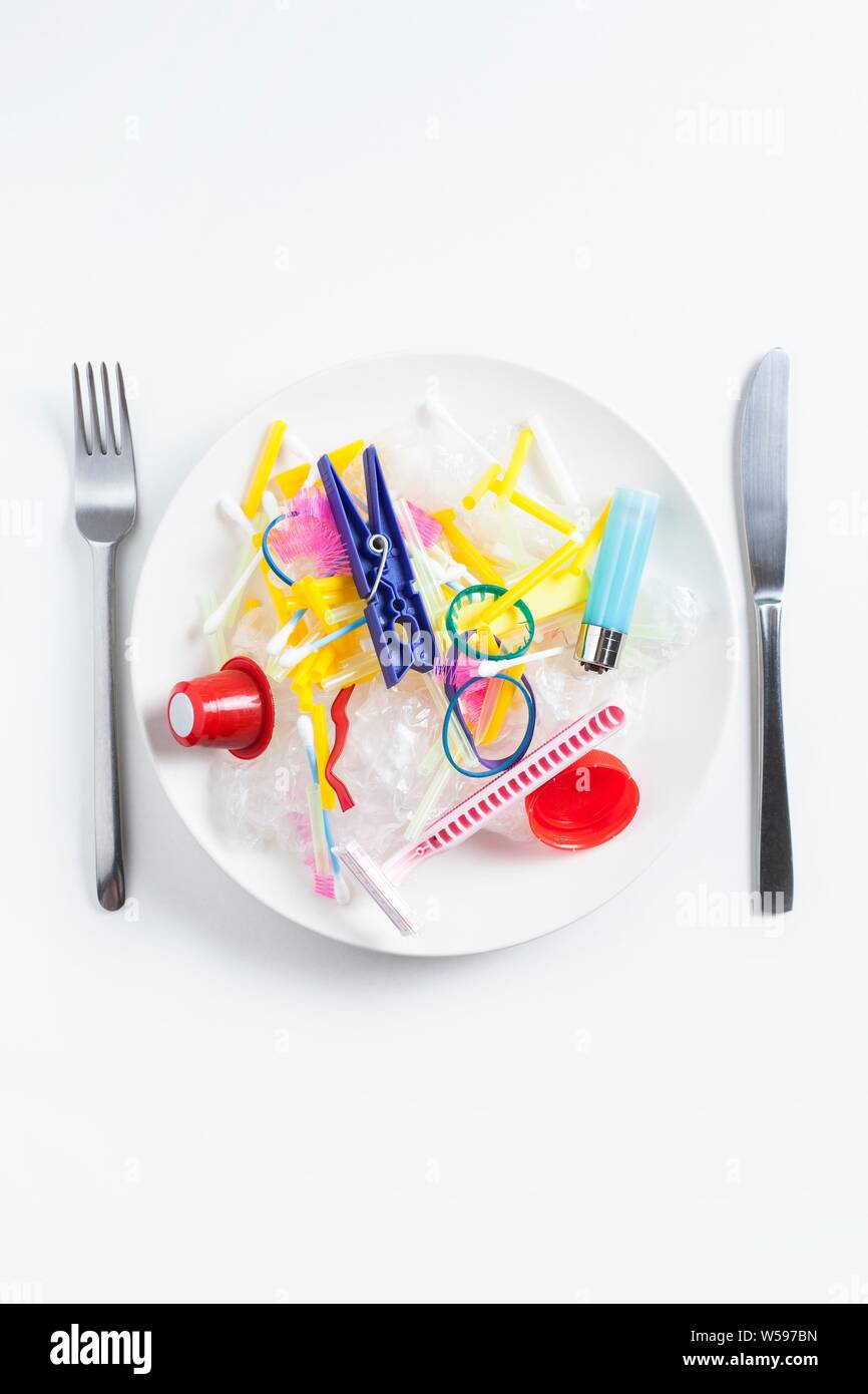 Immagine concettuale di inquinamento in plastica che entrano nella catena alimentare. Foto Stock
