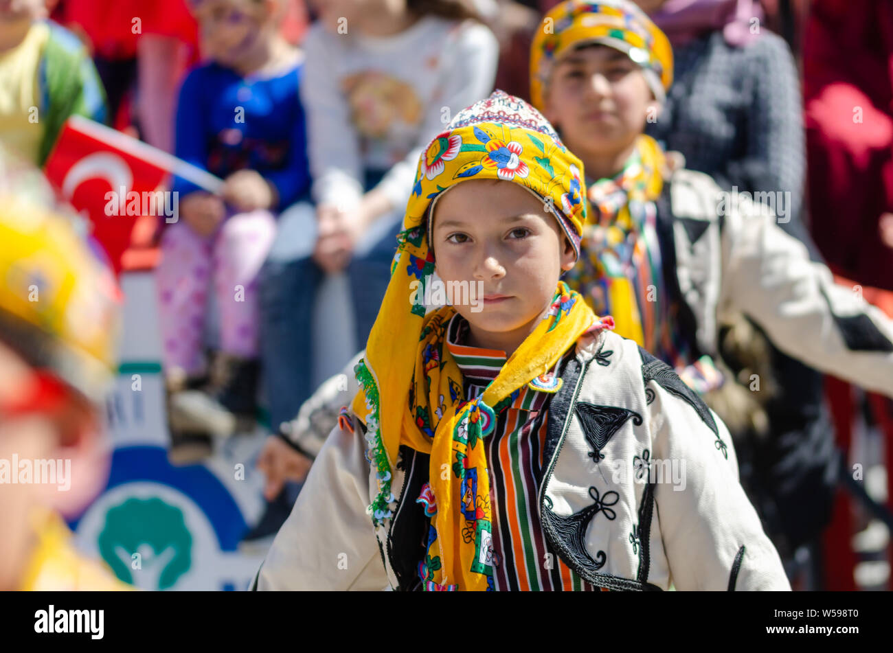 Eskisehir/ Turchia-Aprile 23, 2019: 23 Aprile la sovranità nazionale e bambini giorno anniversario.I bambini celebrano la Giornata dei bambini con folk Foto Stock