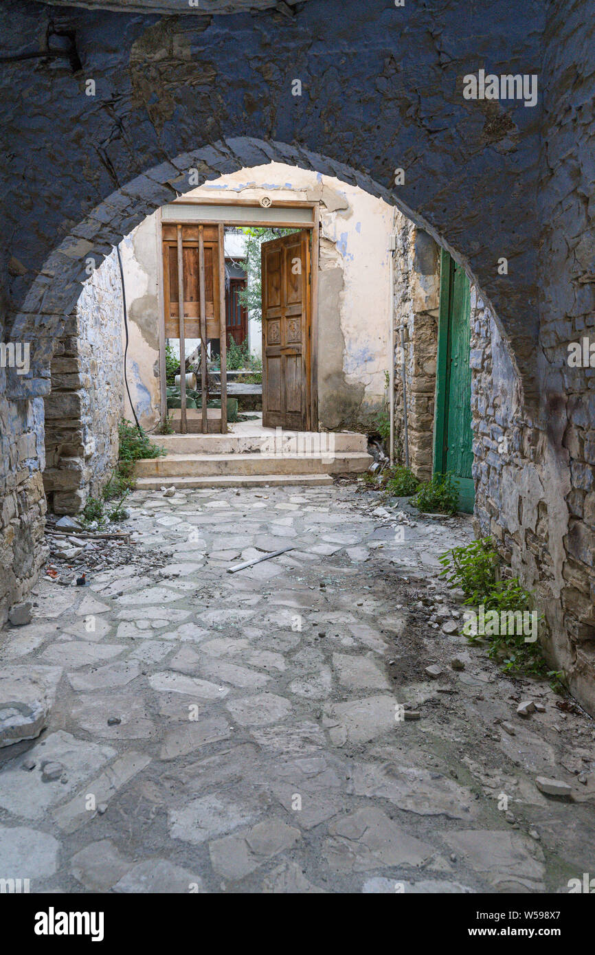 Bella cipriota autentiche case e strade nel vecchio villaggio di Lefkara. Distretto di Larnaca, Cipro. Foto Stock