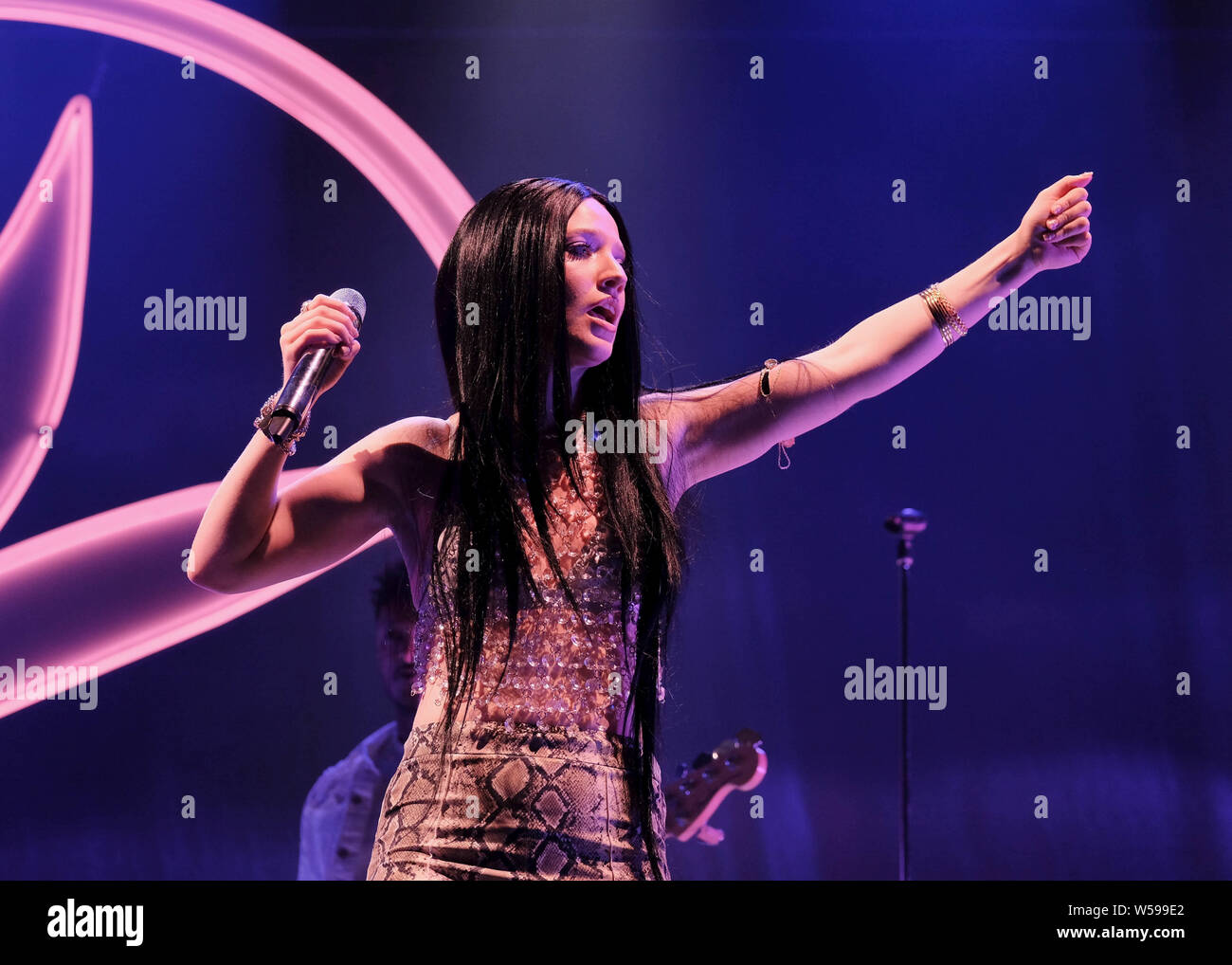 Lulworth, Dorset, 26 luglio 2019. Jess Glynne esibirsi sul palco, Lulworth, Dorset Credito: Alba Fletcher-Park/Alamy Live News Foto Stock