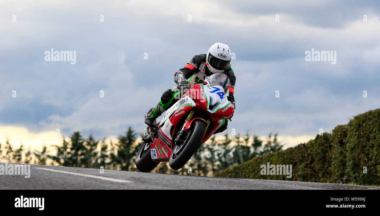 Armoy Irlanda del Nord. 26 Luglio, 2019. Armoy gare su strada la Gara delle leggende; qualifiche; Tommy Henry (H O'Kane motori Yamaha) ha conquistato il Senior Support gara Credito: Azione Sport Plus/Alamy Live News Foto Stock