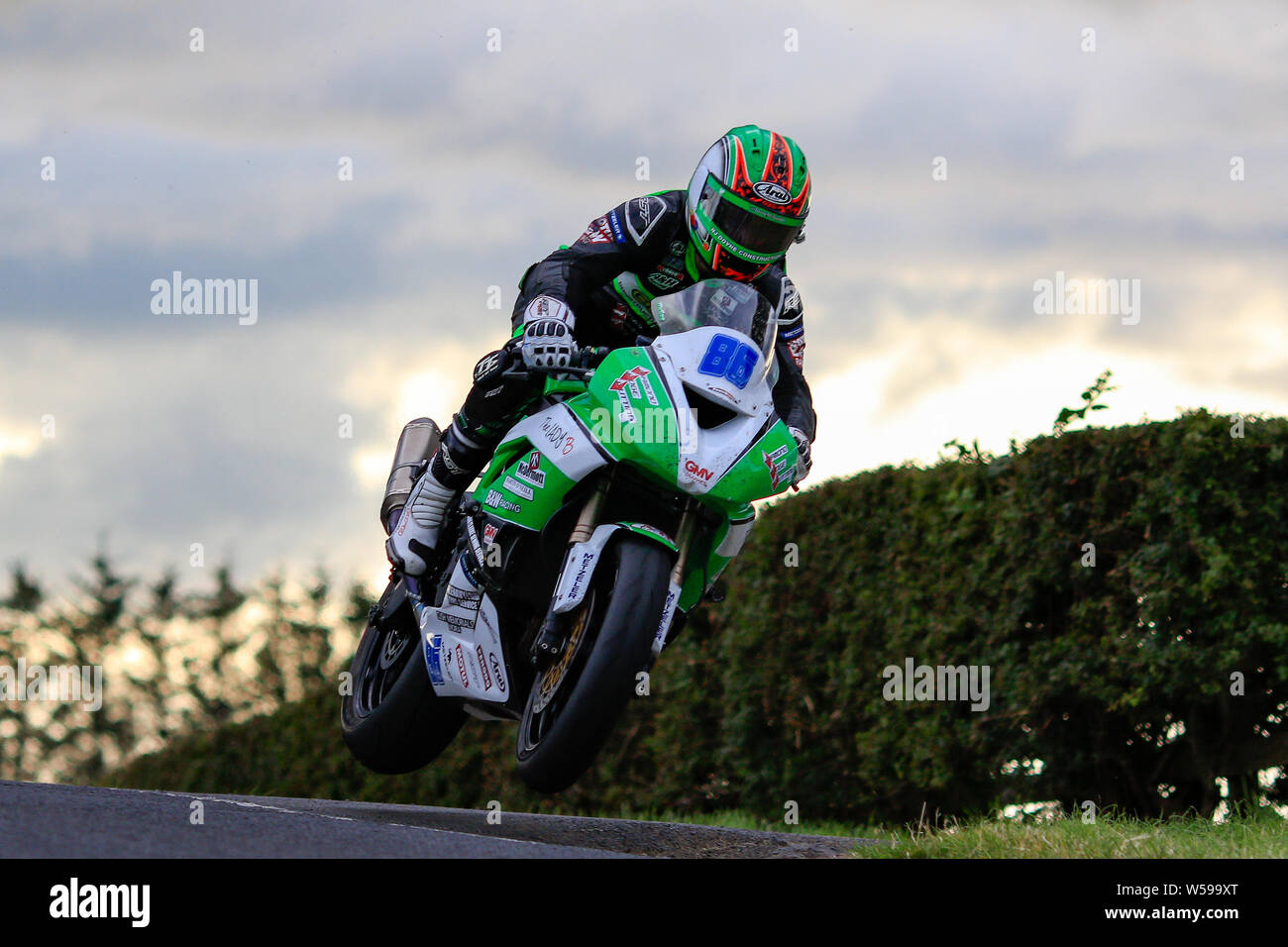 Armoy Irlanda del Nord. 26 Luglio, 2019. Armoy gare su strada la Gara delle leggende; qualifiche; Derek McGee (B&amp;W Diamond Edge Kawasaki Racing) prende la vittoria in apertura di gara SuperSport di stretta - 2/1000 di secondo su Paolo Giordano Credito: Azione Sport Plus/Alamy Live News Foto Stock