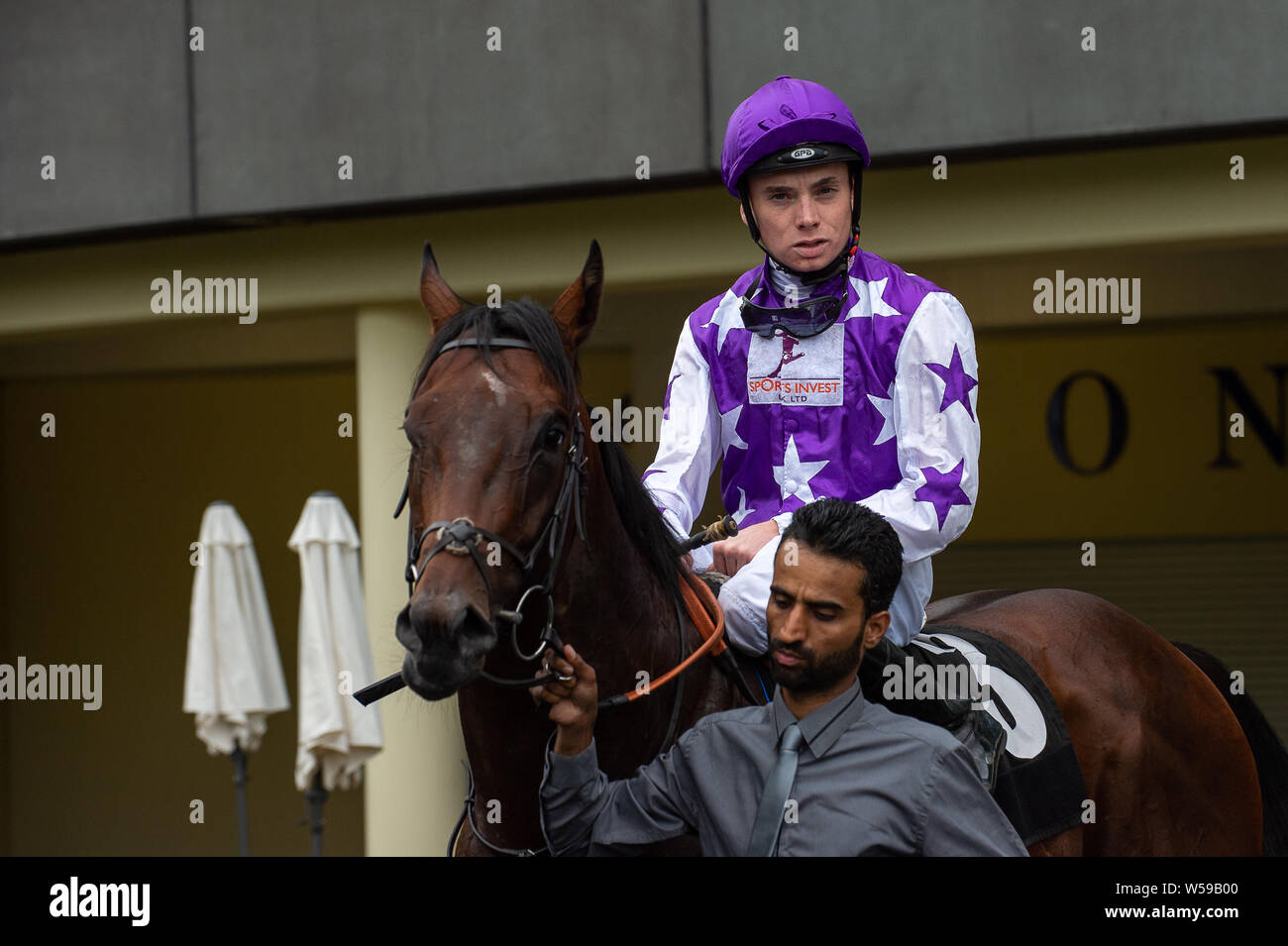 Ascot Racecourse, Ascot, Regno Unito. 26 Luglio, 2019. Jockey Callum Pastore passeggiate a cavallo Signor Kiki. Credito: Maureen McLean/Alamy Foto Stock