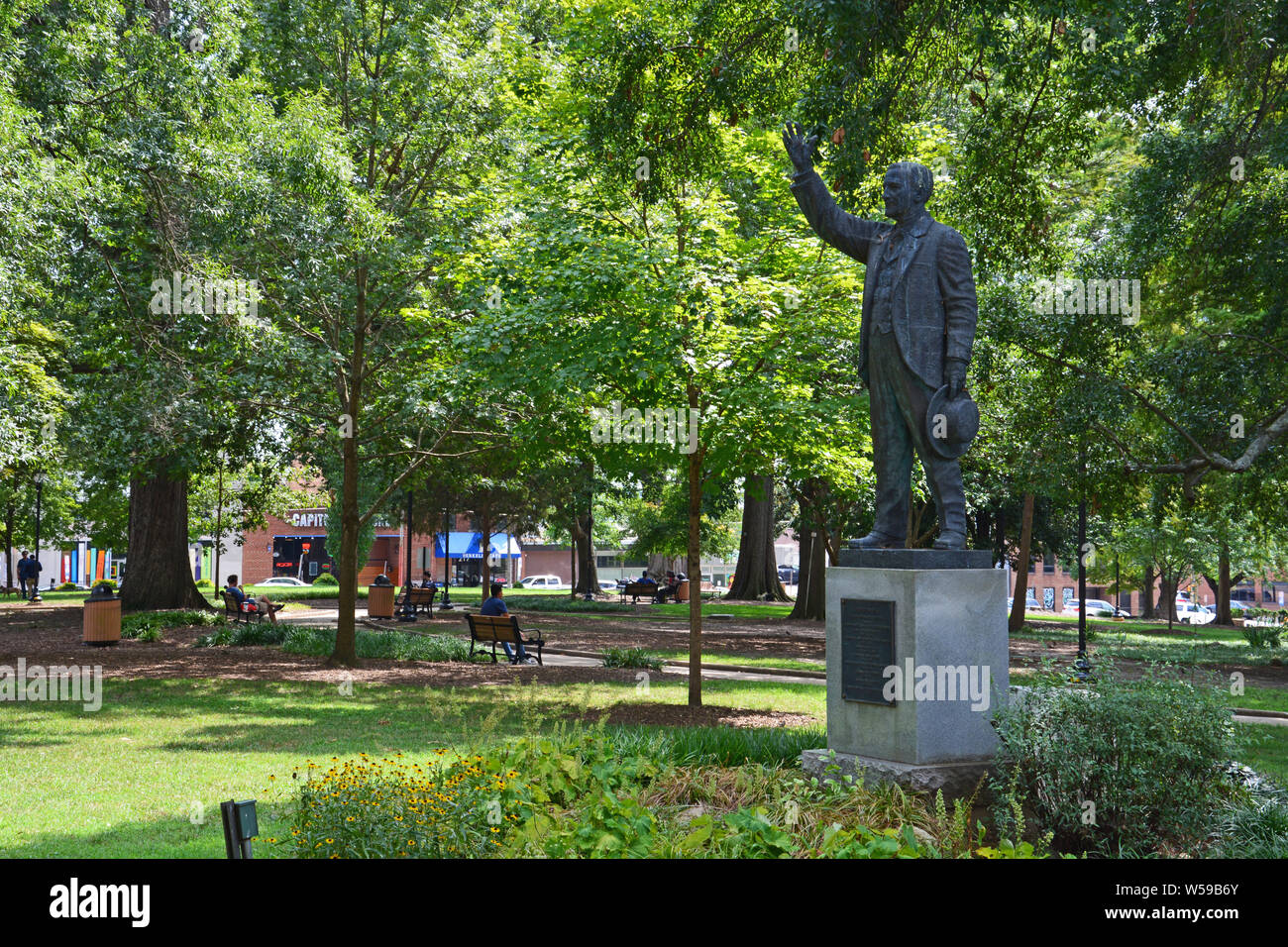 Statua dell'editore di Raleigh News Josephus Daniels rimossa nel 2020 per il suo sostegno alla supremazia bianca e la partecipazione all'insurrezione di Wilmington Foto Stock