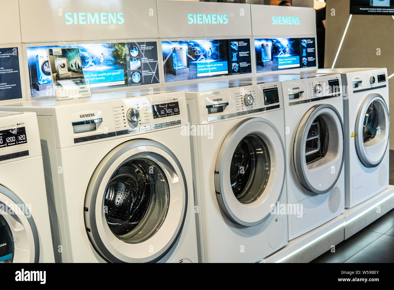 Varsavia, Polonia, luglio 2018 all'interno di Siemens showroom, free-standing Siemens lavatrici e asciugatrice sul display per la vendita Foto Stock