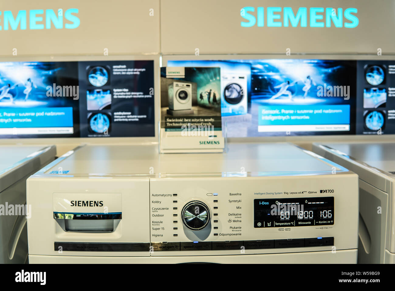 Varsavia, Polonia, luglio 2018 all'interno di Siemens showroom, free-standing Siemens lavatrici e asciugatrice sul display per la vendita Foto Stock