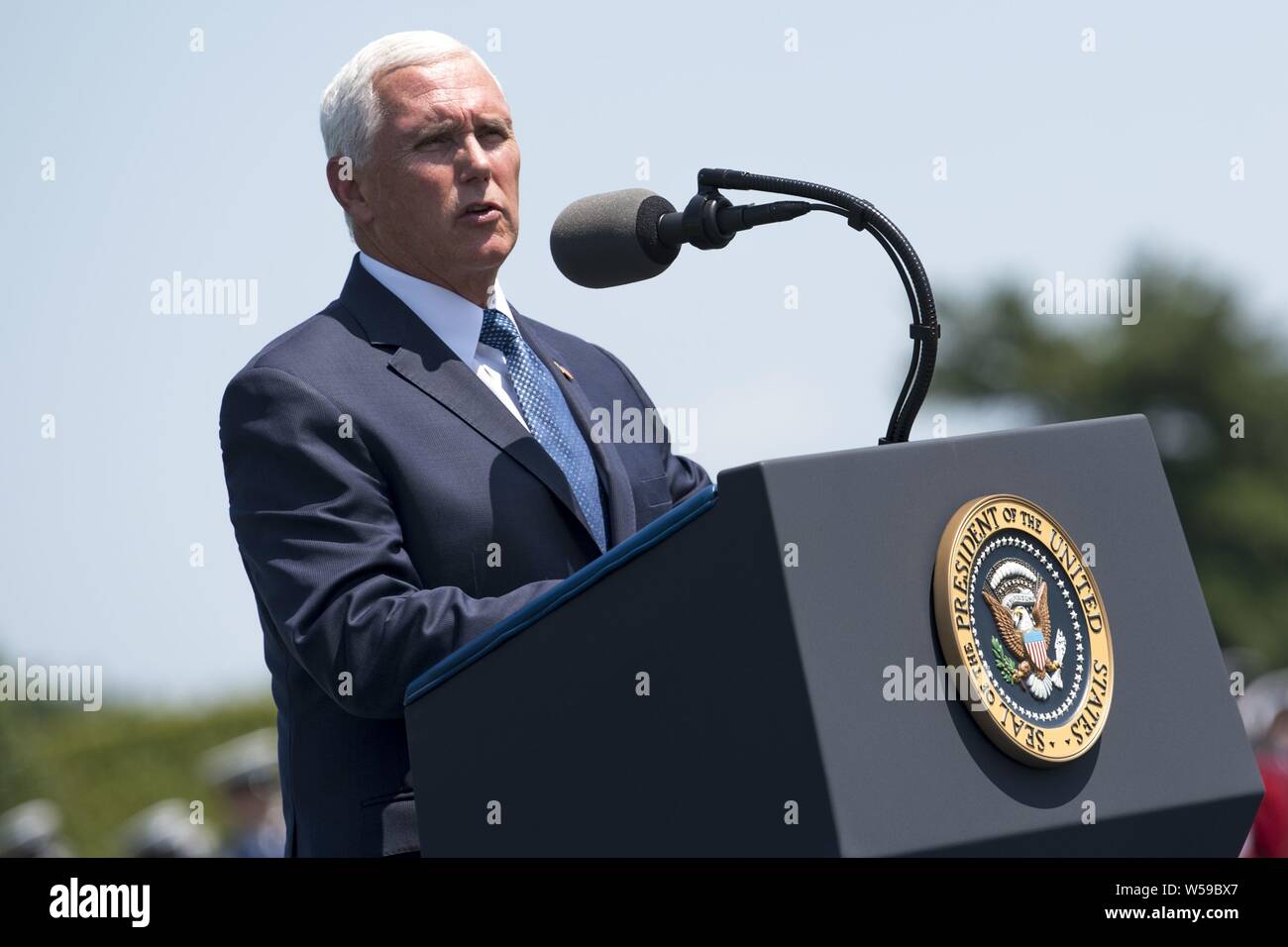 Vice Presidente Mike Pence parla durante una piena onori nella cerimonia di benvenuto per il Segretario della Difesa il dottor Mark T. Esper, al Pentagono a Washington, D.C. Luglio 25, 2019, 25 luglio 2019. (DoD foto di Lisa Ferdinando). () Foto Stock