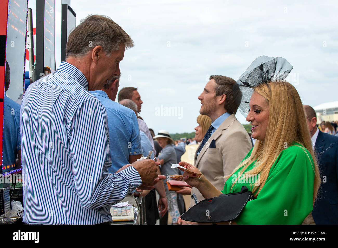 QIPCO King George Weekend, Ascot Racecourse, Ascot, Regno Unito. 26 Luglio, 2019. Mettendo su una puntata a gare. Credito: Maureen McLean/Alamy Foto Stock