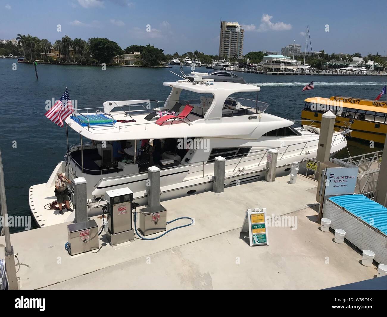 Il 70-piede motor yacht Isabella ormeggiato a Lauderdale Marina, 25 luglio 2019, 25 luglio 2019. Il Coast Guard terminato il viaggio di 70-piede motor yacht, Isabella, con sei passeggeri a bordo di mercoledì in prossimità di Port Everglades per la conduzione di una carta illegale nonostante una prima Coast Guard settimo distretto commander per cessare illegale attività charter. (Coast Guard foto). () Foto Stock