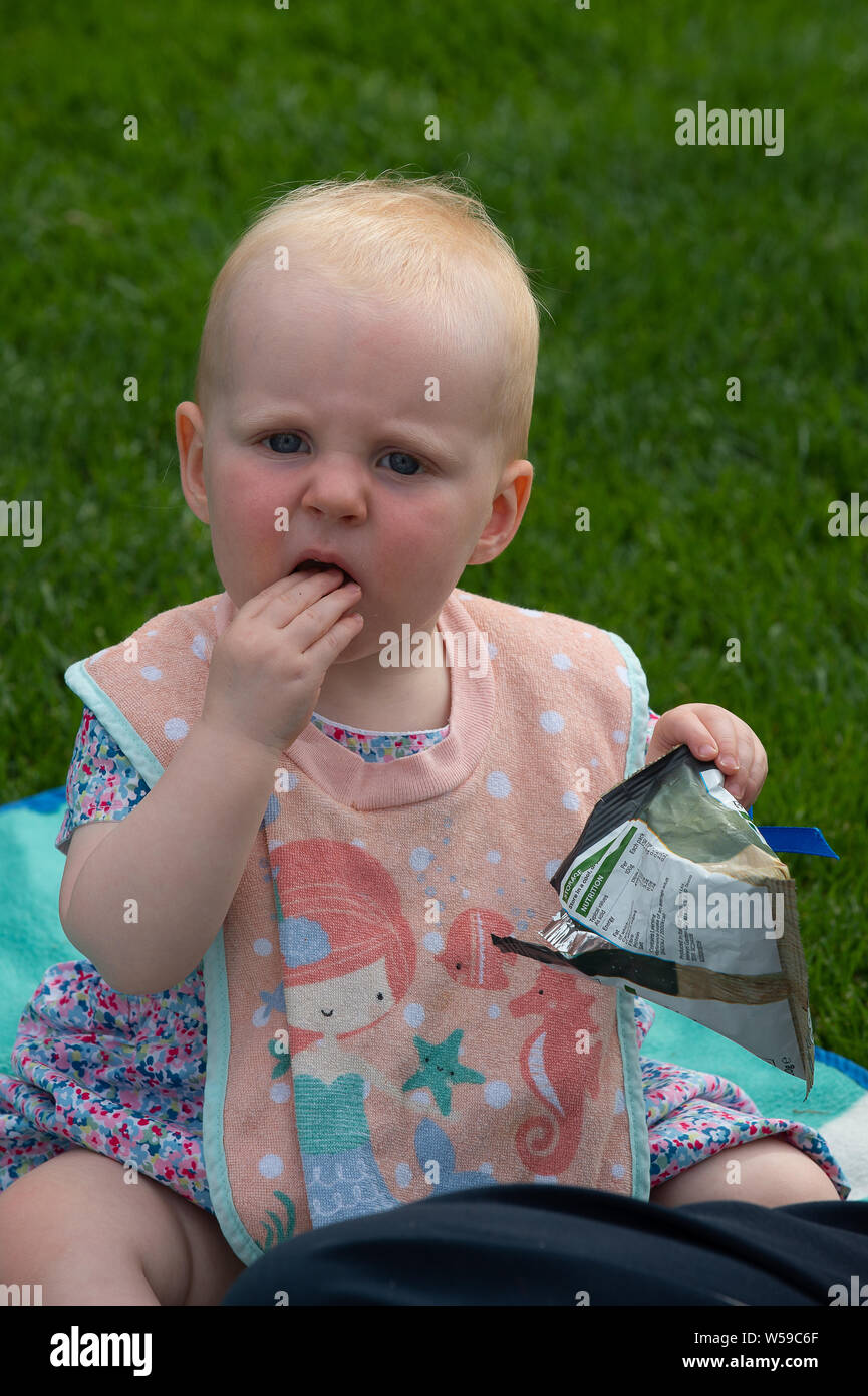 QIPCO King George Weekend, Ascot Racecourse, Ascot, Regno Unito. 26 Luglio, 2019. Tempo di picnic per questa bambina. Credito: Maureen McLean/Alamy Foto Stock