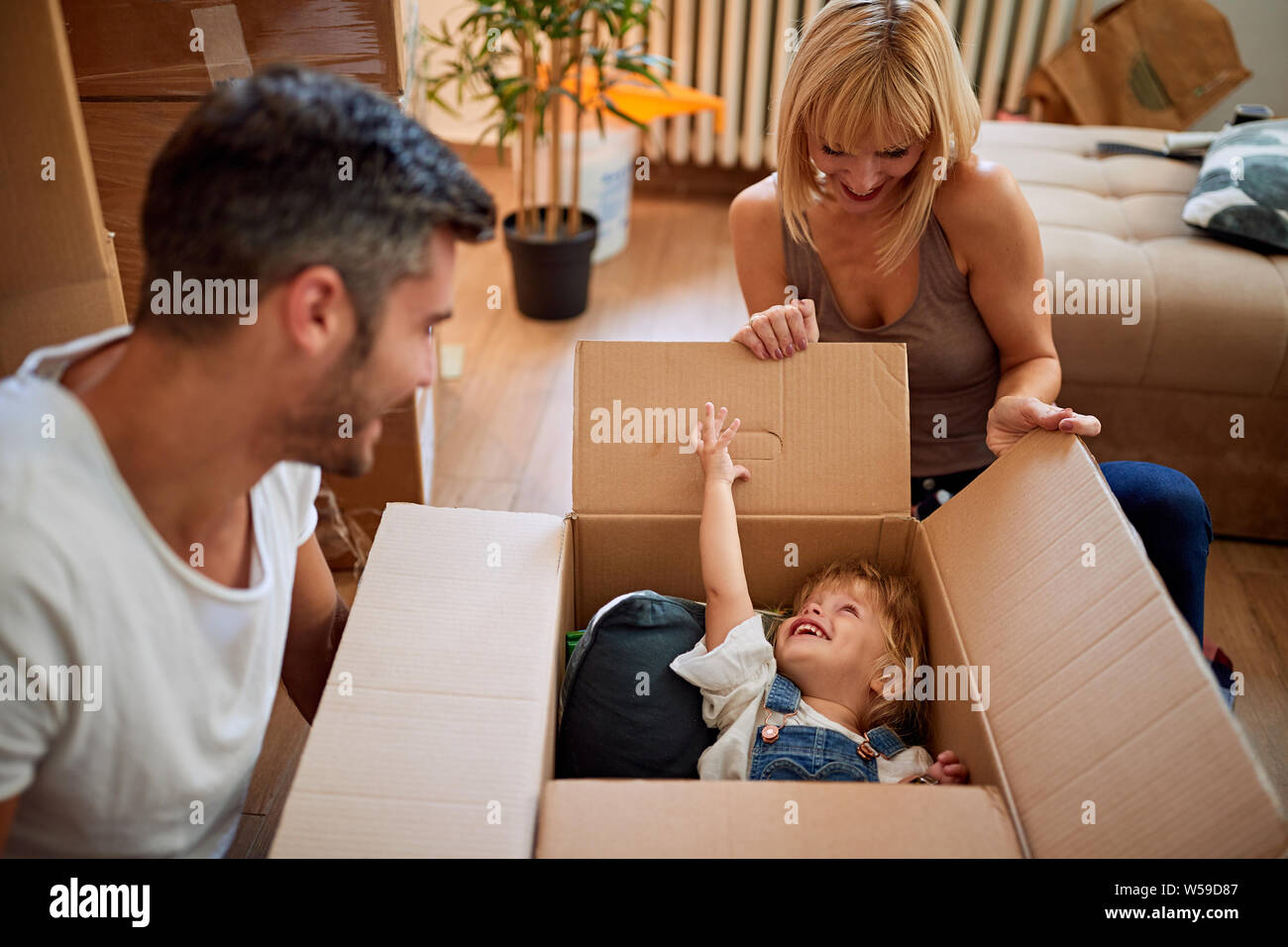 Divertente di passare a una nuova casa - Happy Family caselle si sposta in una nuova casa Foto Stock