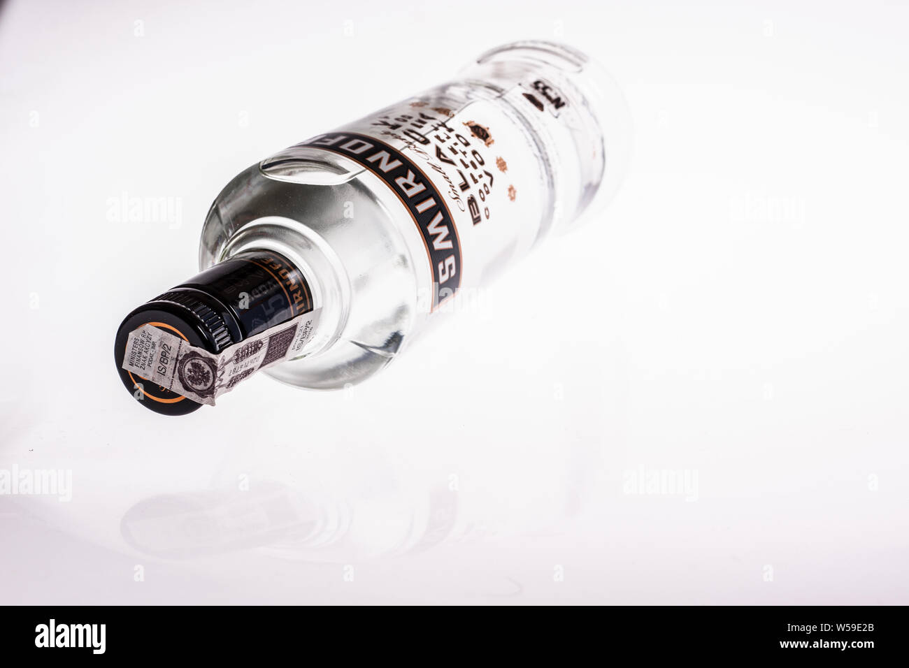 Una bottiglia di vodka, Smirnoff nero, pentola di rame Acqua distillata, sfondo bianco, isolato Foto Stock