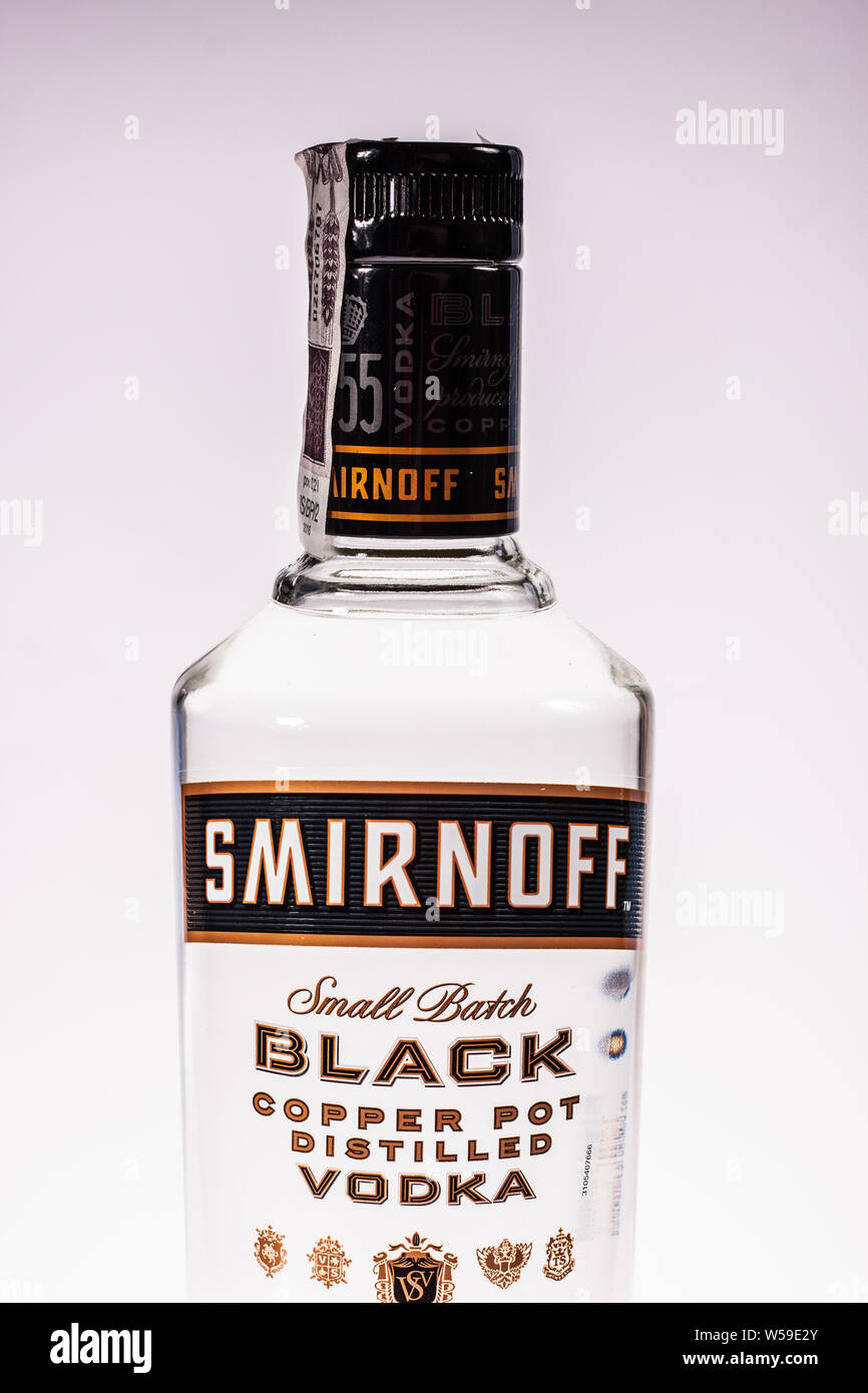 Una bottiglia di vodka, Smirnoff nero, pentola di rame Acqua distillata, sfondo bianco, isolato Foto Stock