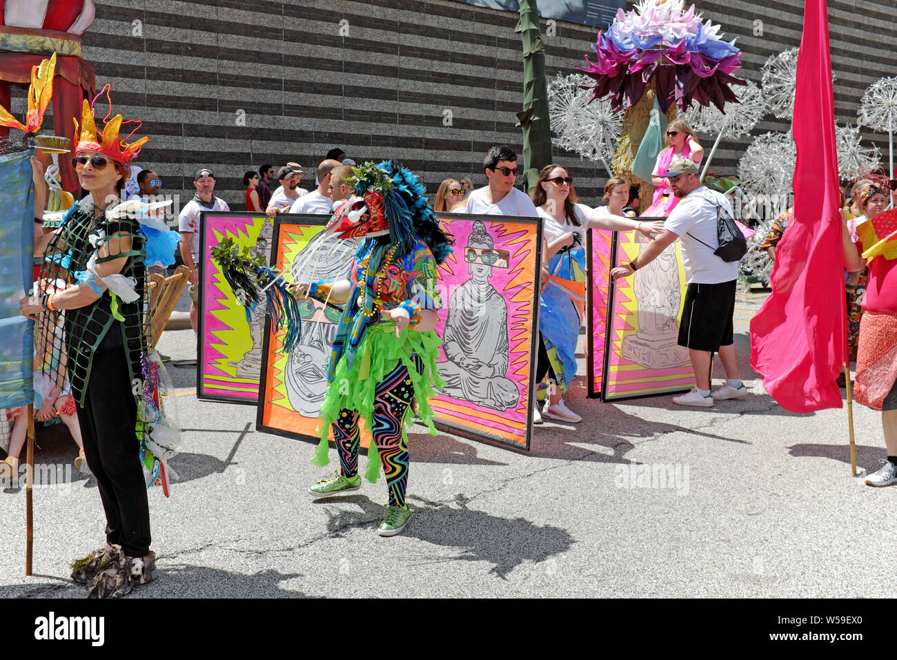 I partecipanti al 2019 Parade The Circle di Cleveland, Ohio, USA, si preparano per l'evento annuale multiculturale di Wade Oval. Foto Stock