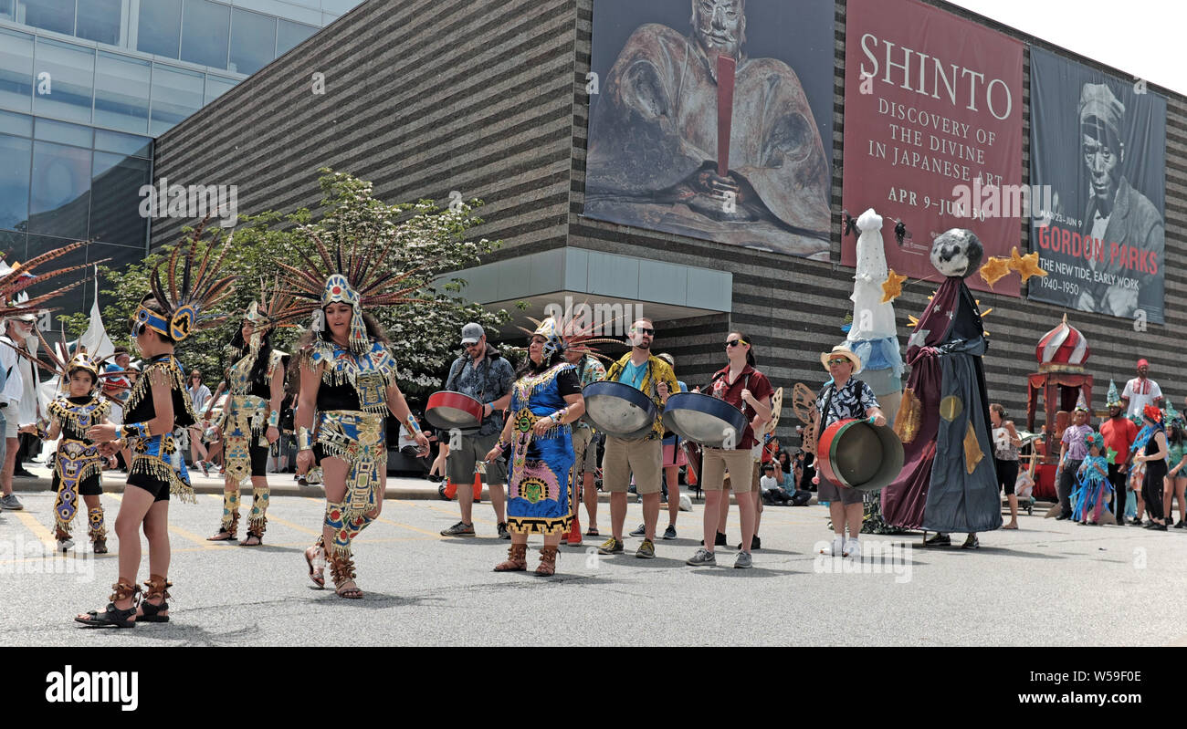 I partecipanti al 2019 Parade the Circle si preparano a lasciare l'area di scena di fronte al Cleveland Museum of Art di Cleveland, Ohio, USA. Foto Stock